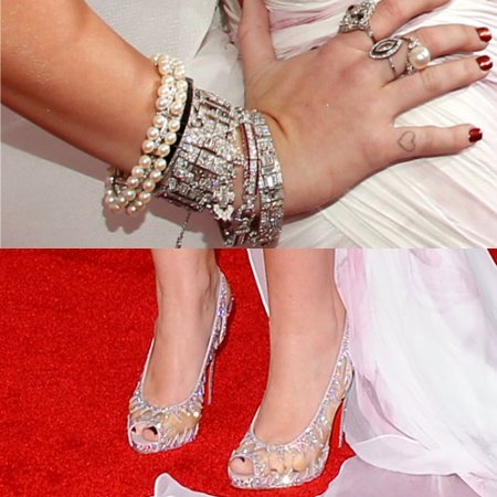 Miley closeup 2010 AMA's