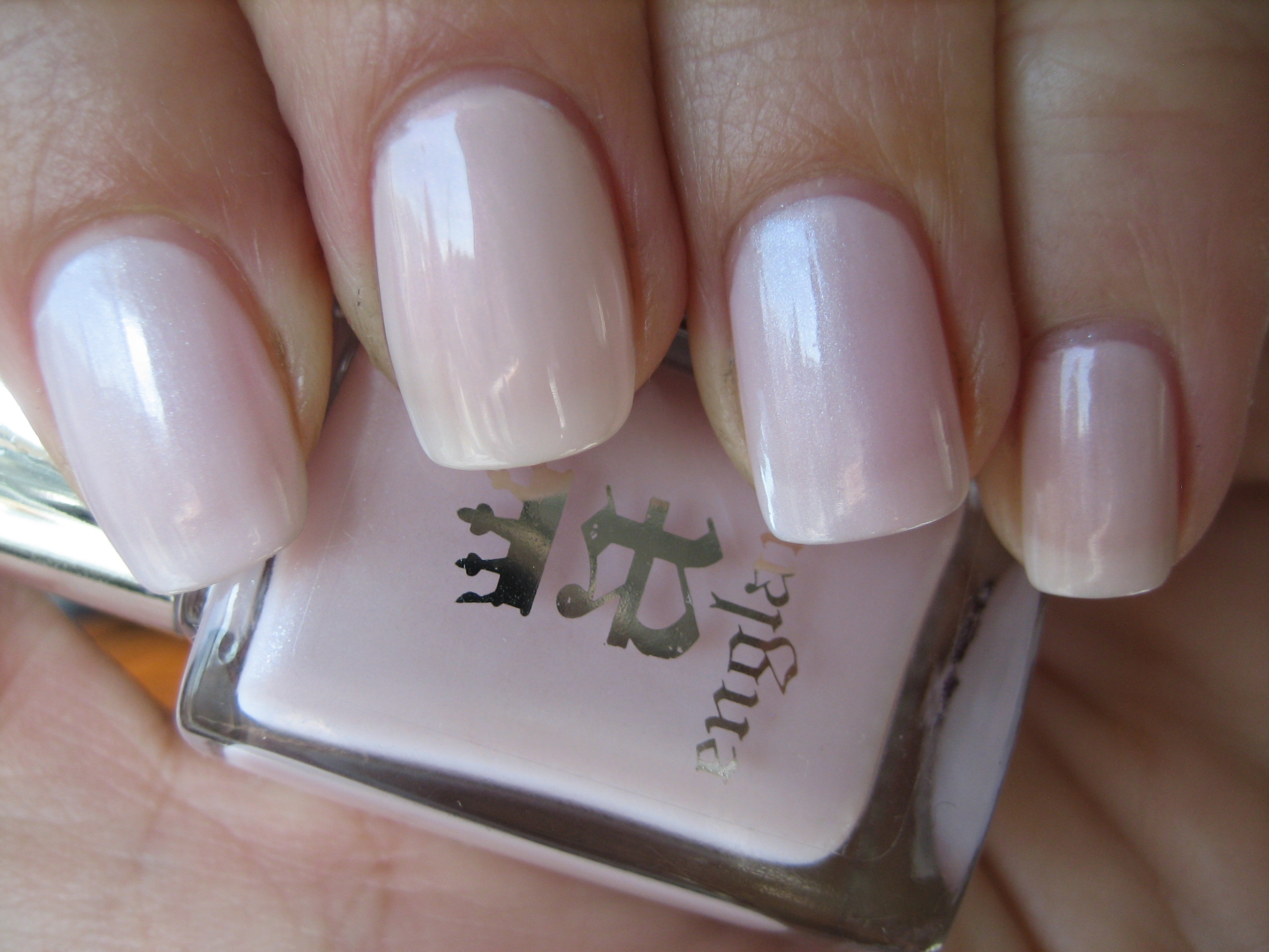 Iseult & Opal swatch (indirect light)
