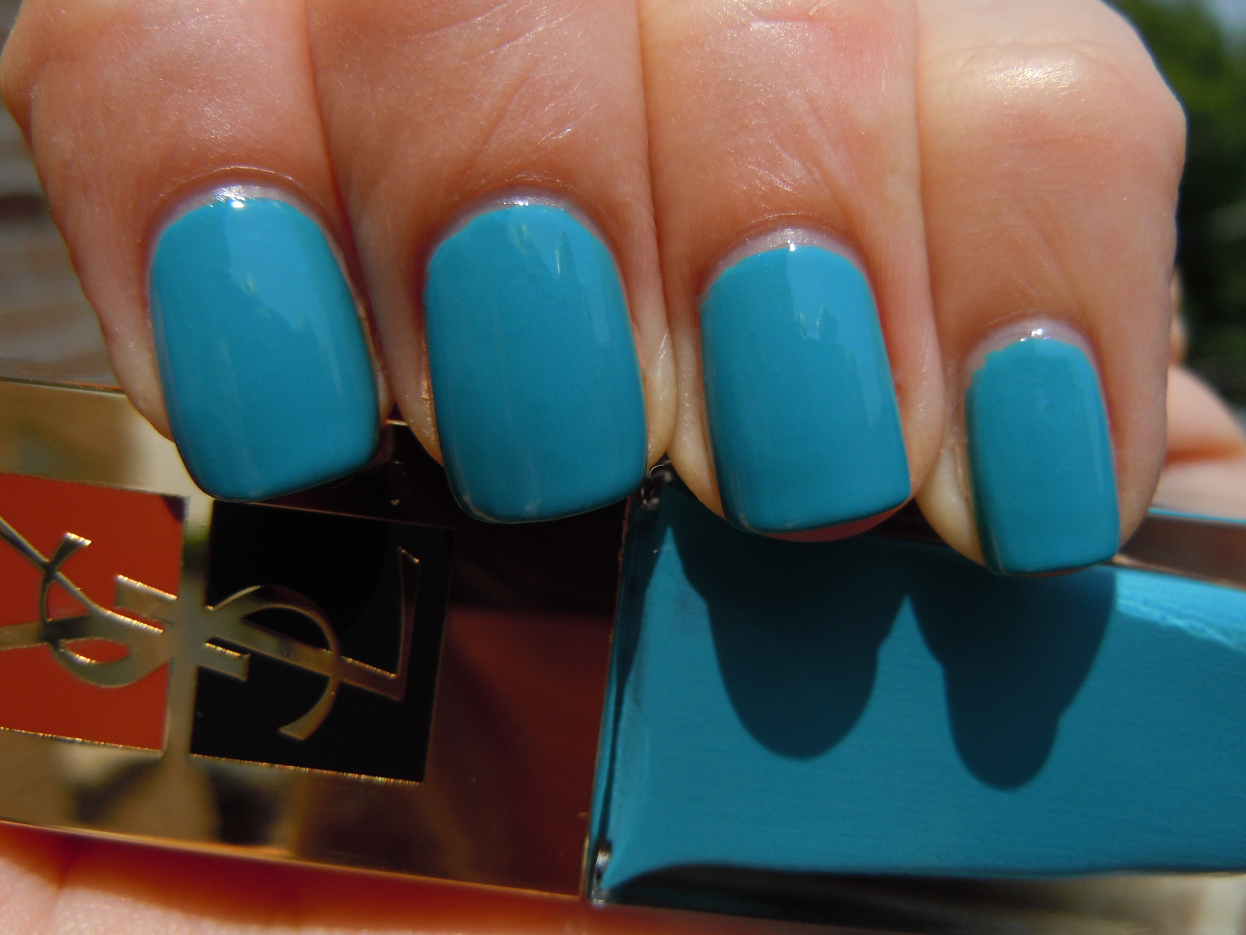 Utopian Turquoise swatch (sunlight)