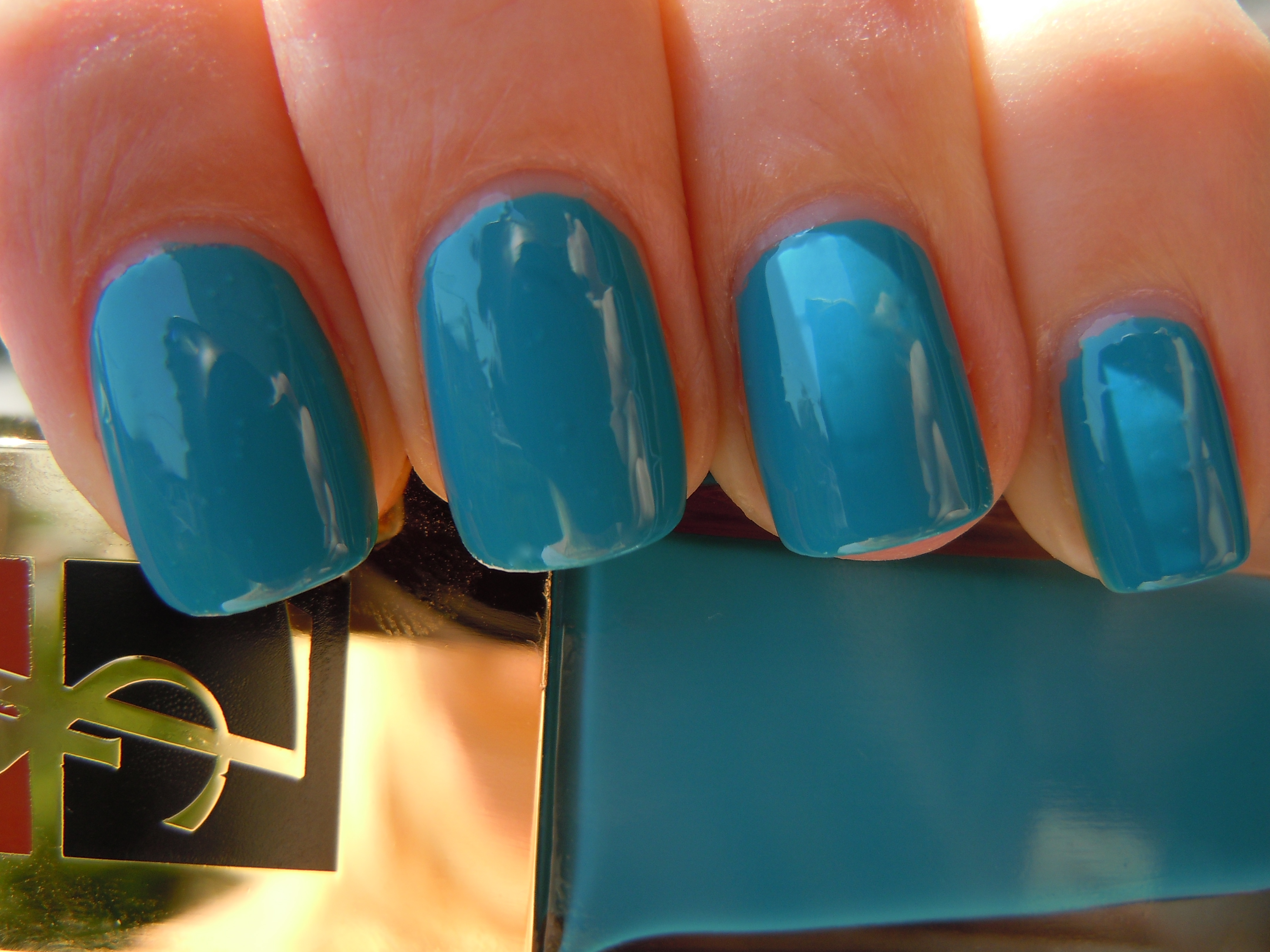 Utopian Turquoise swatch (shaded light)