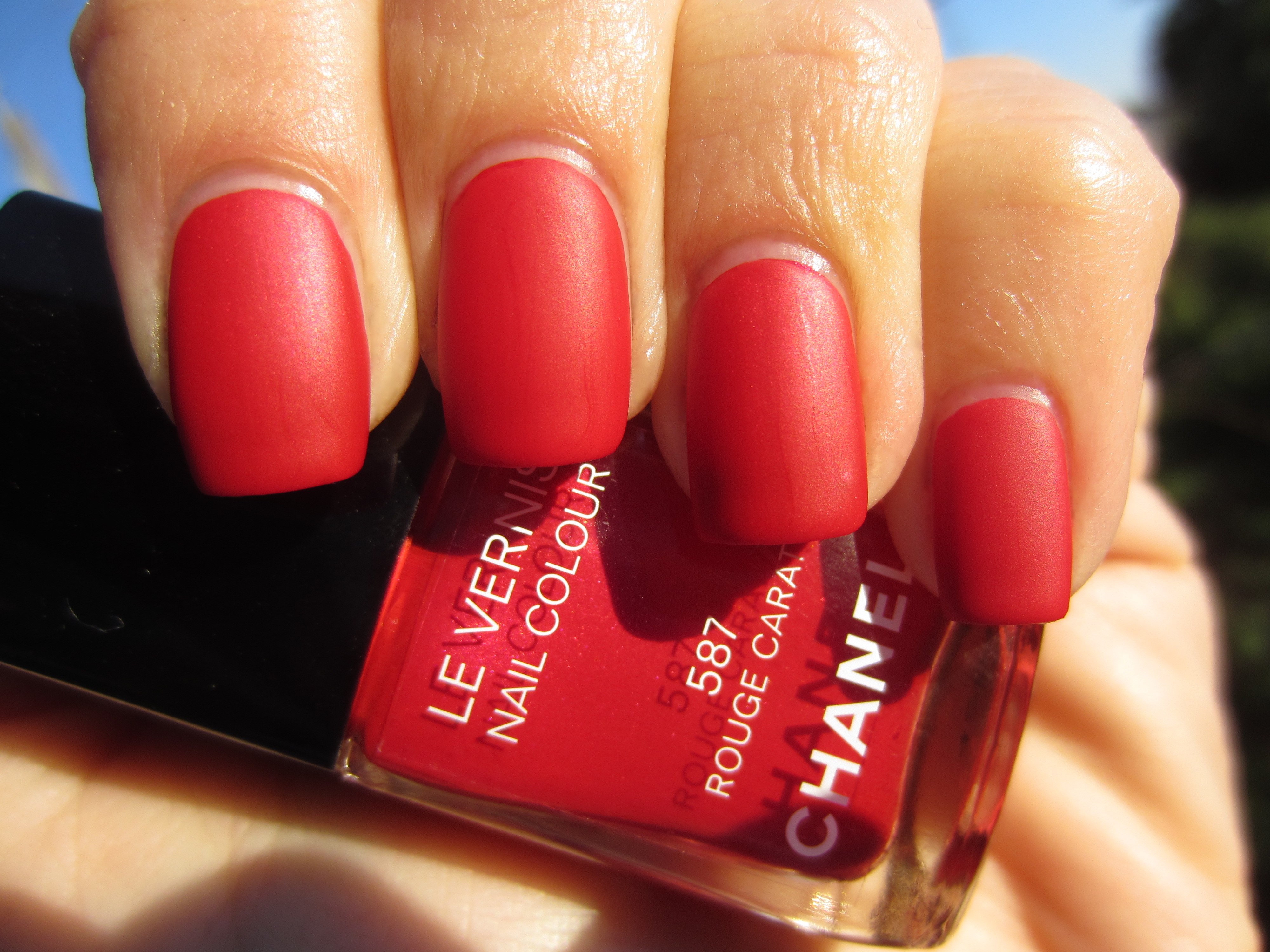 Rouge Carat vs. Dragon Mattified swatch (sunlight)