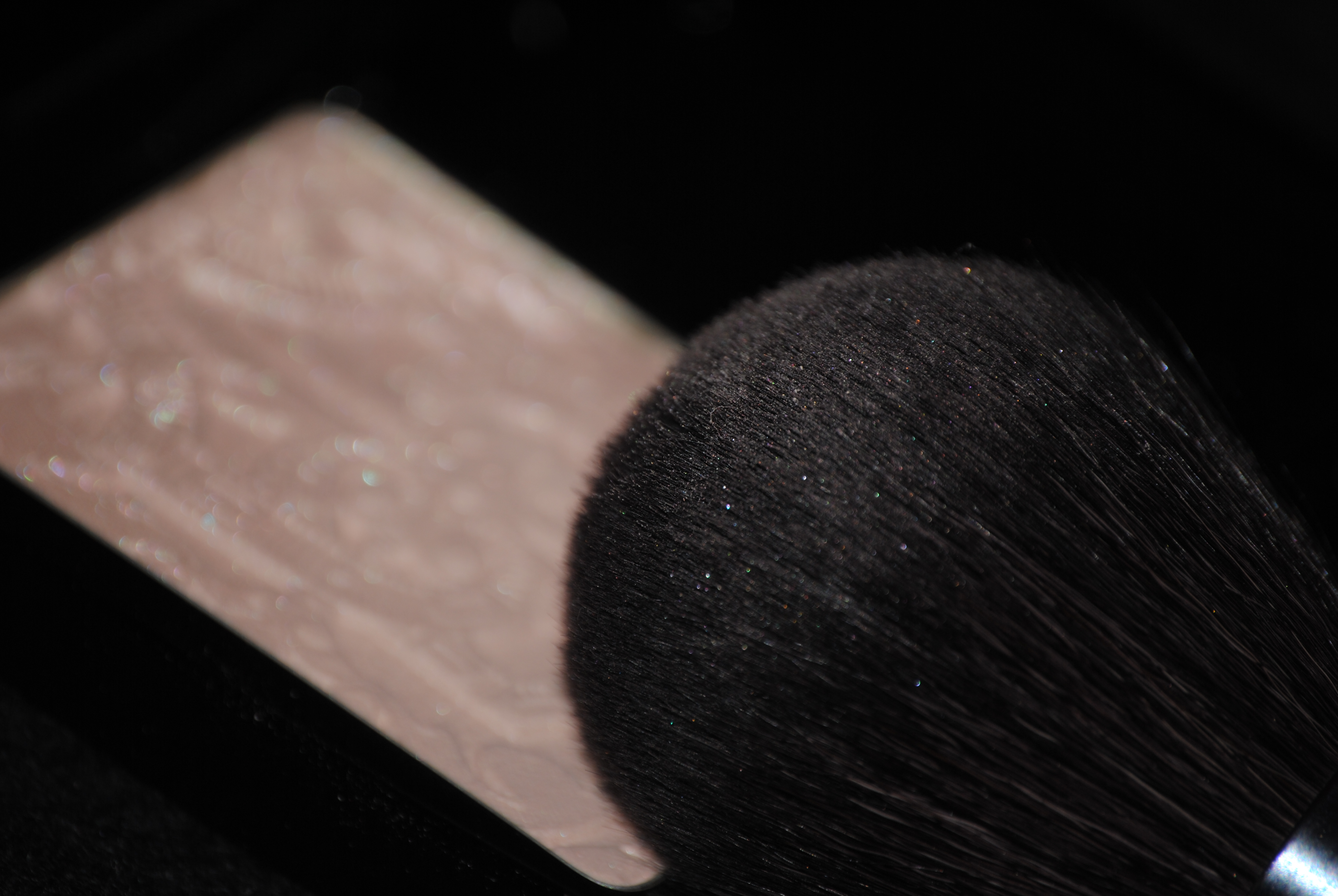 Lumiere Sculptée de Chanel & brush (swatched light)