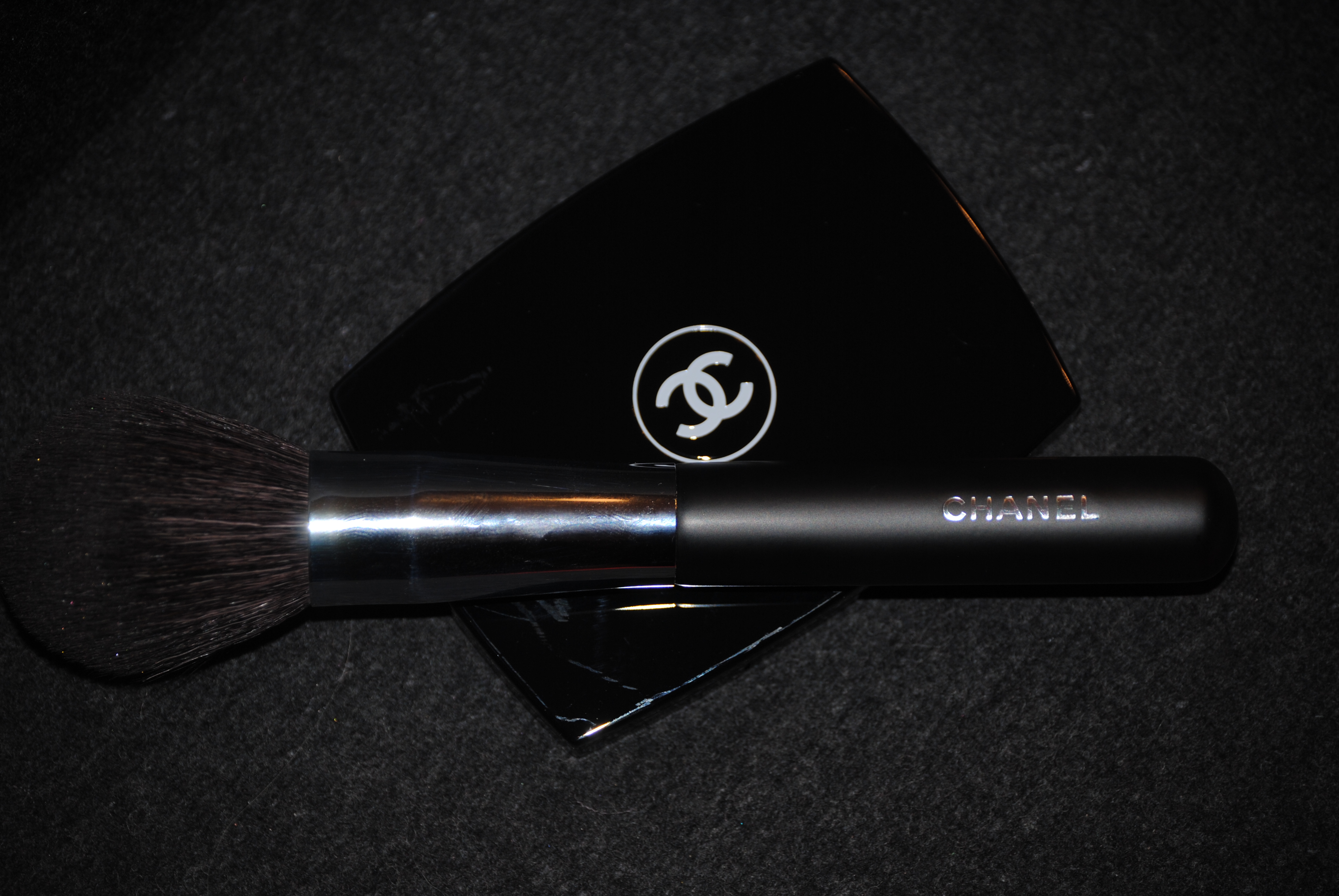 Lumière Sculptée de Chanel & #1 Powder Brush