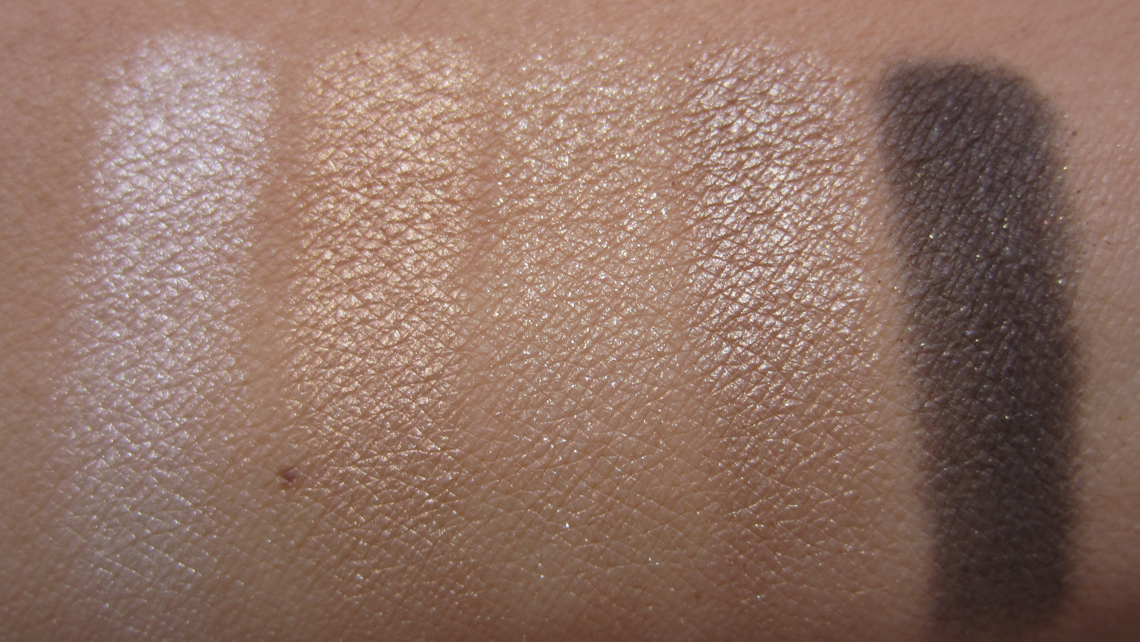 Dior Couture Golds swatch (indirect light)