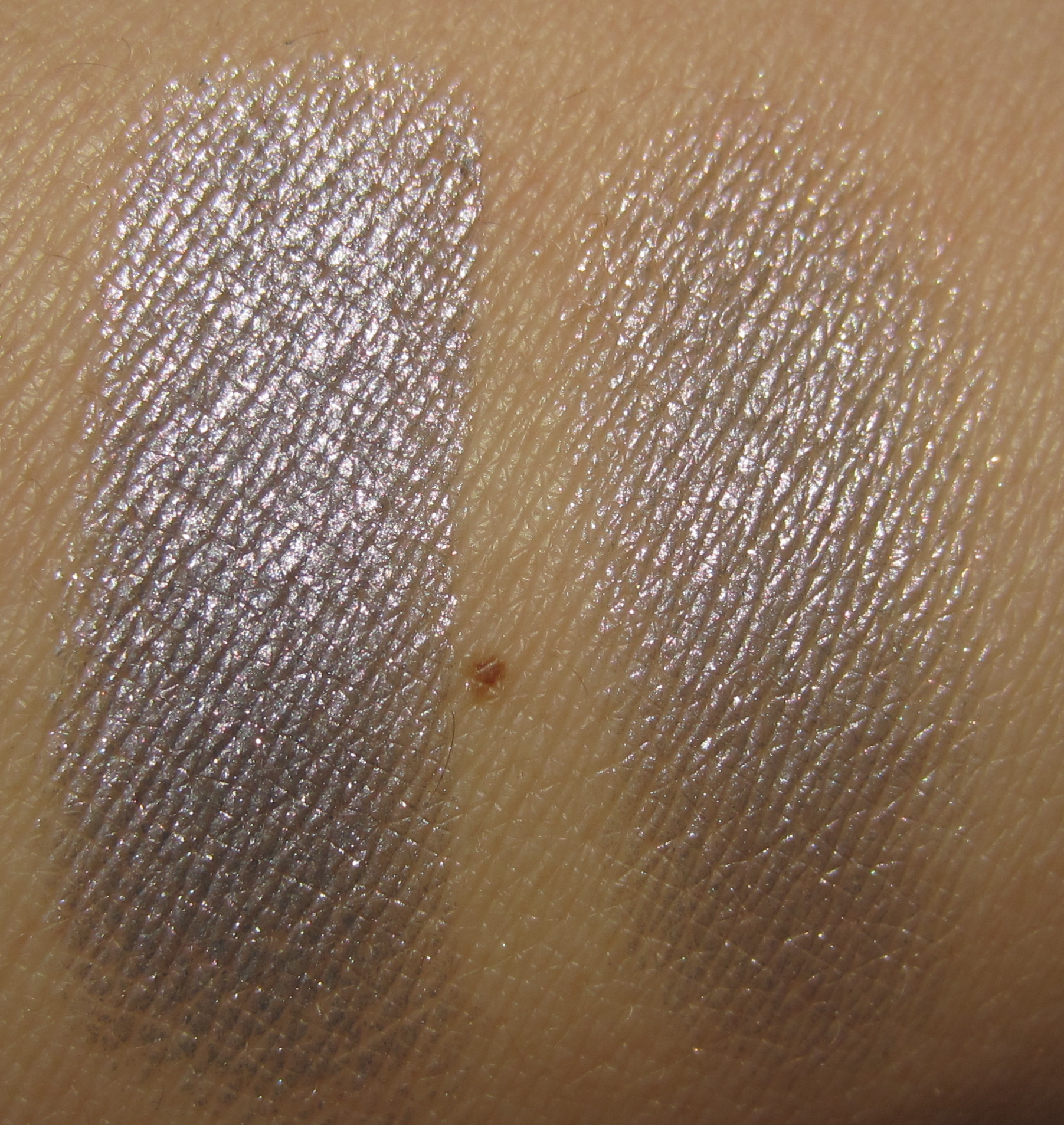 Flashback Silver swatch (sunlight)