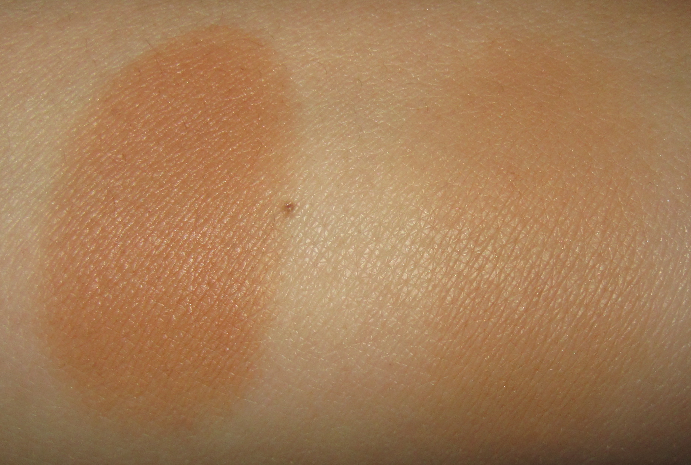 Soleil Tan de Chanel swatch (flash)
