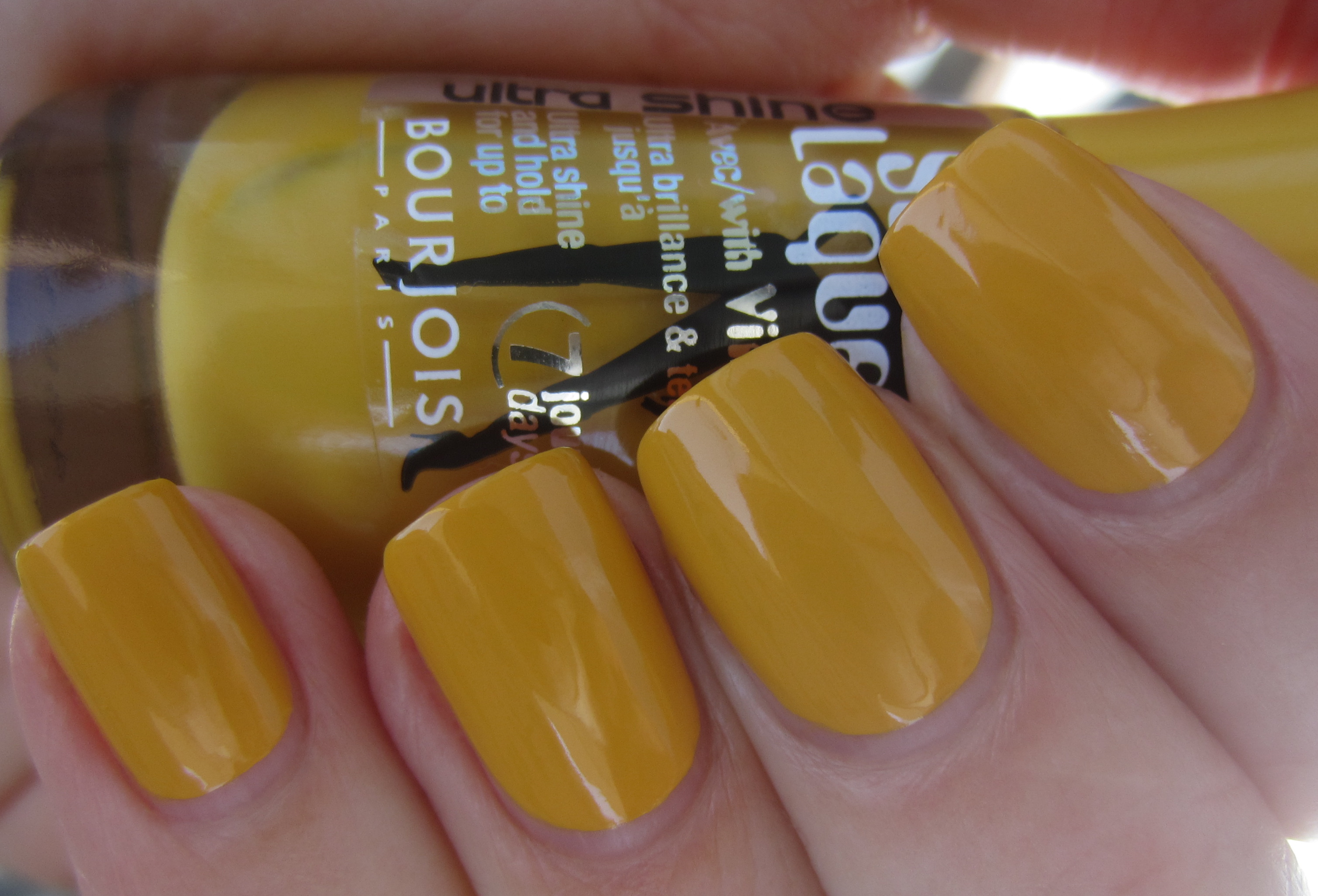 Bourjois Jaune Trendy swatch (indoors)