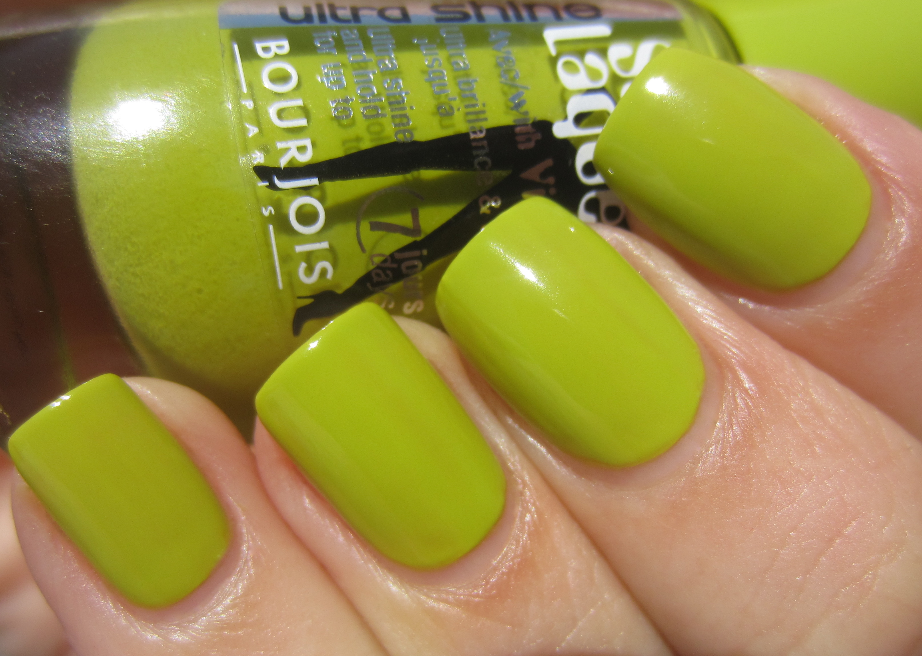 Bourjois Lime Catwalk swatch (sunlight)