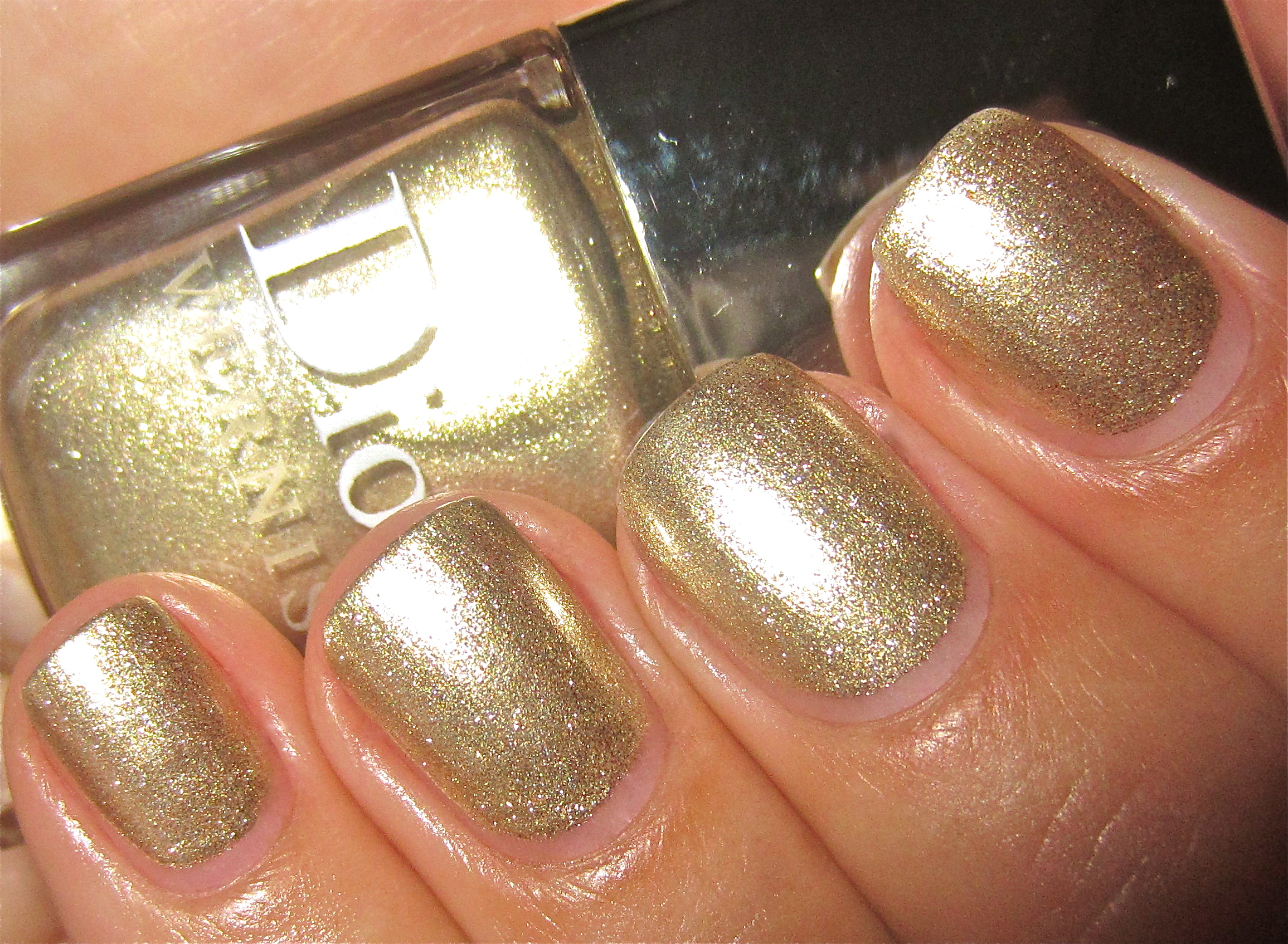 Dior Golden Jungle, gold lacquer swatch (flash)