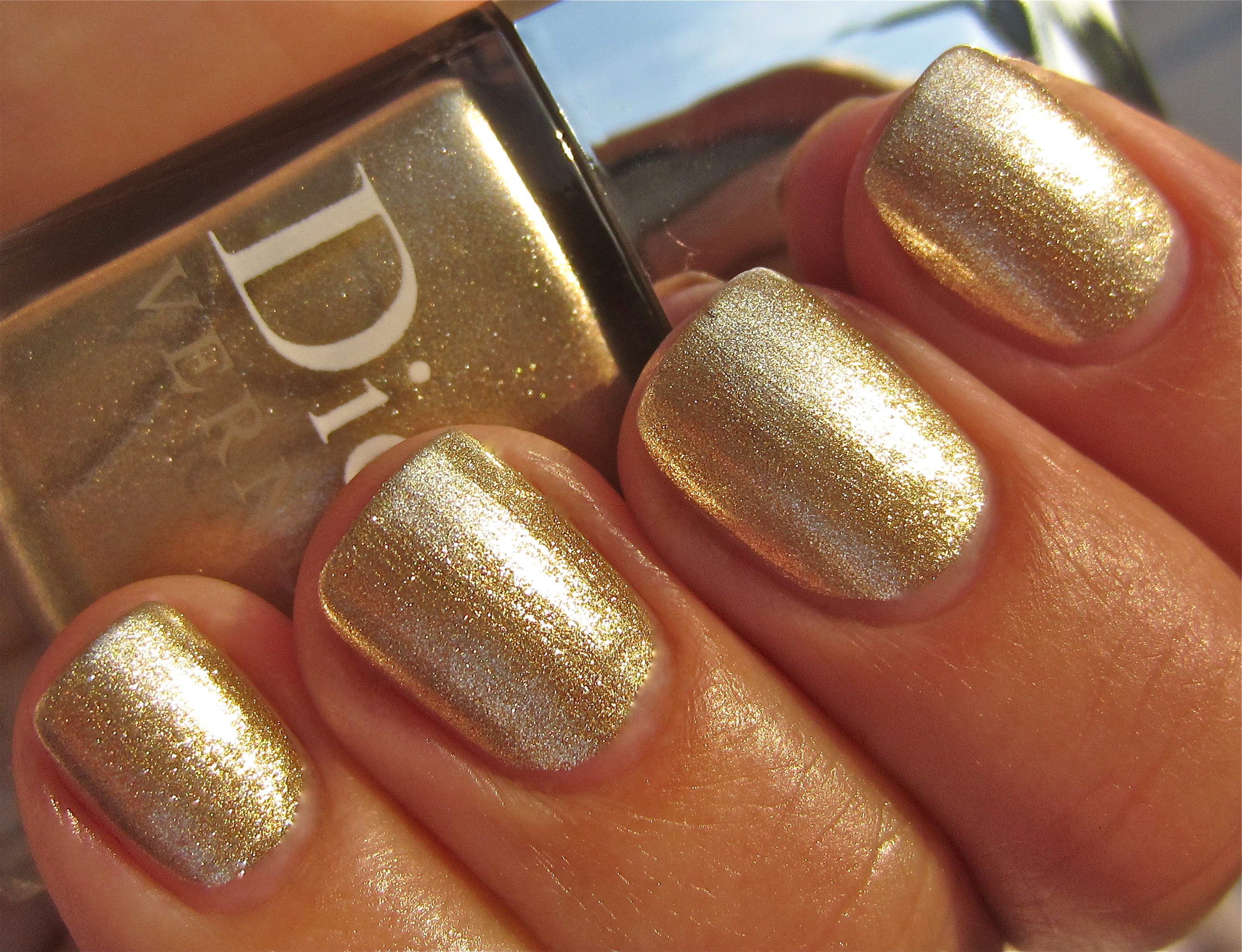 Dior Golden Jungle, gold lacquer swatch (sunlight)