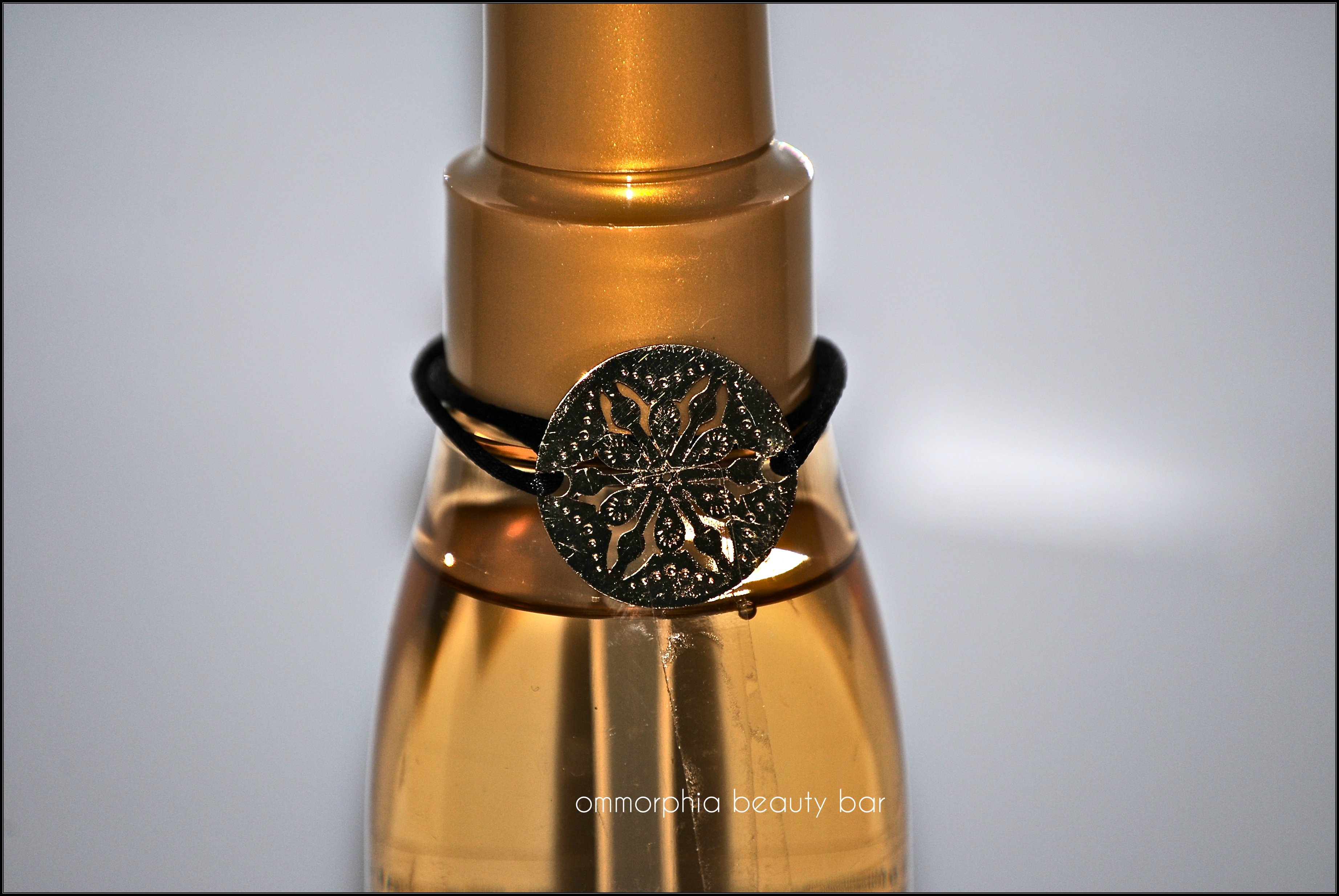 Mythic Oil & bracelet macro