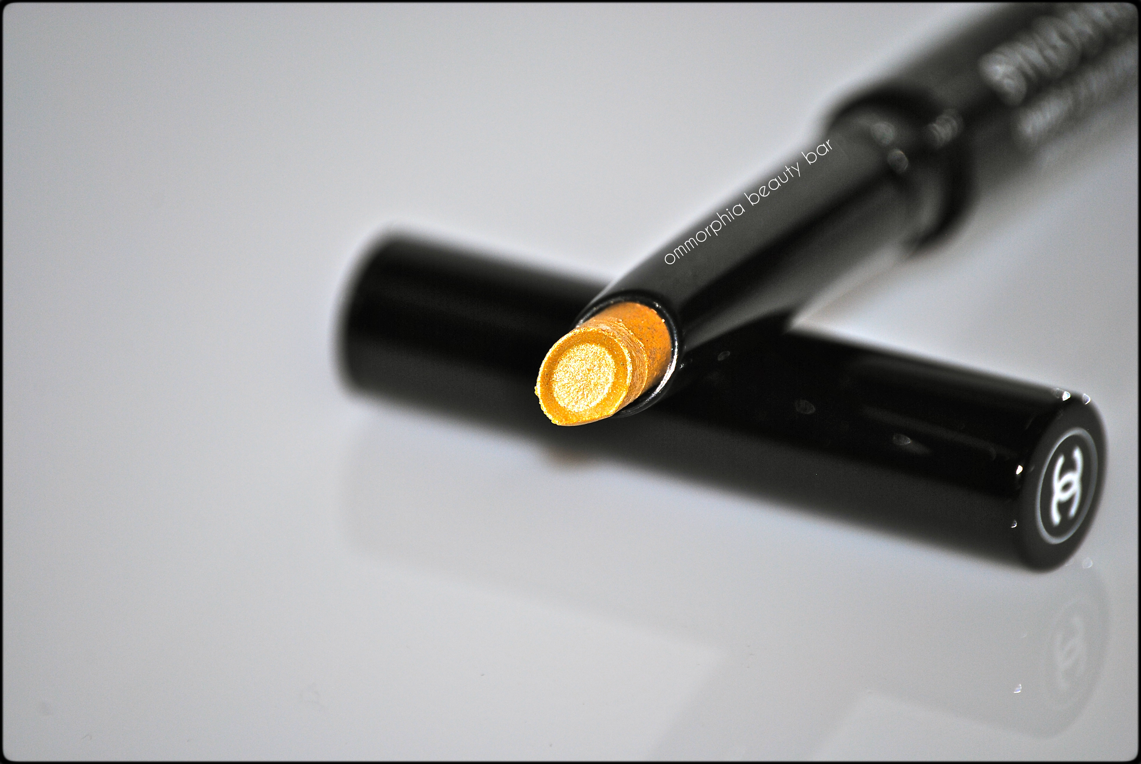 CHANEL Cool Gold macro