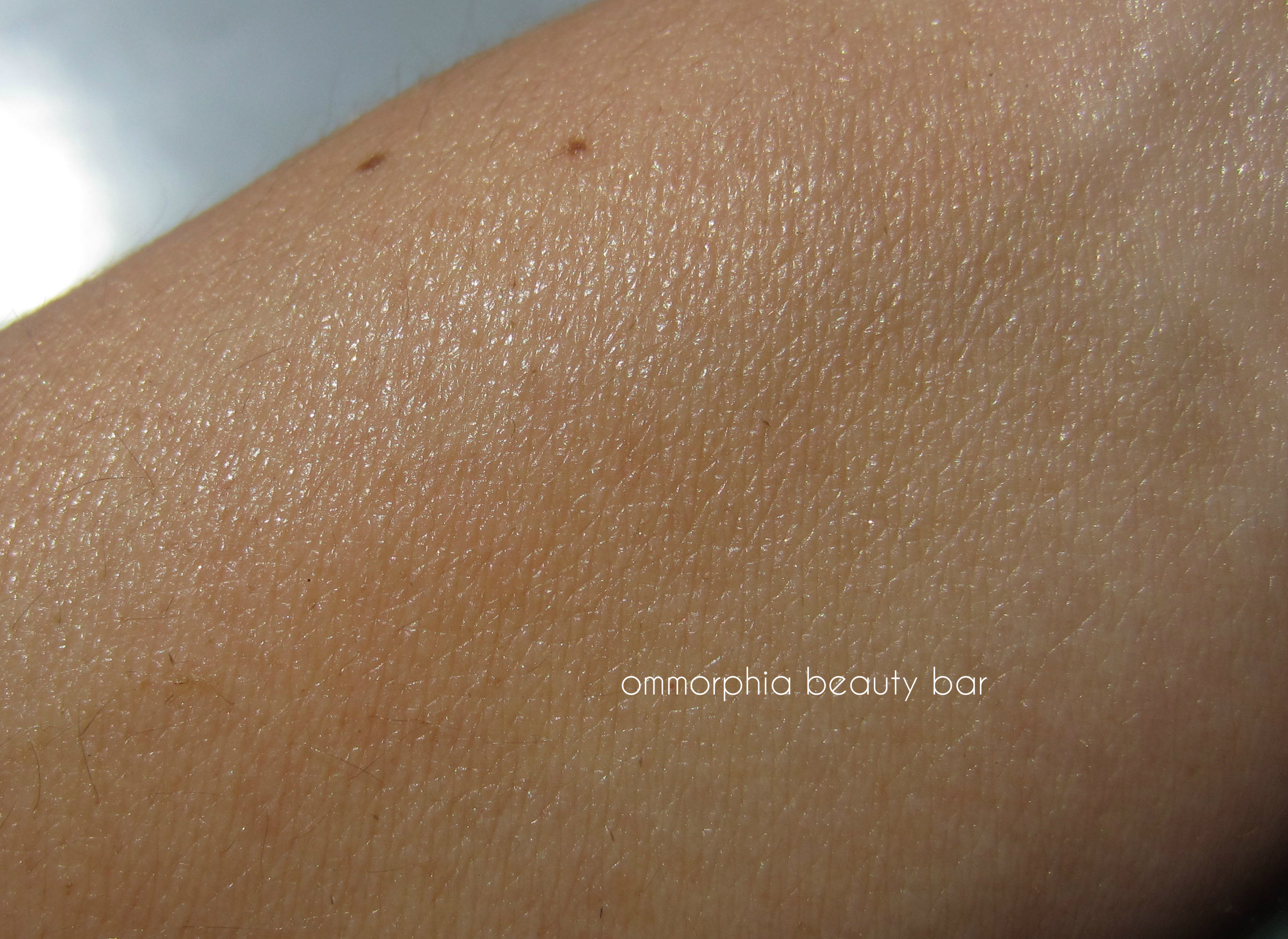 L'Occitane Pivoine Flora swatch absorbed