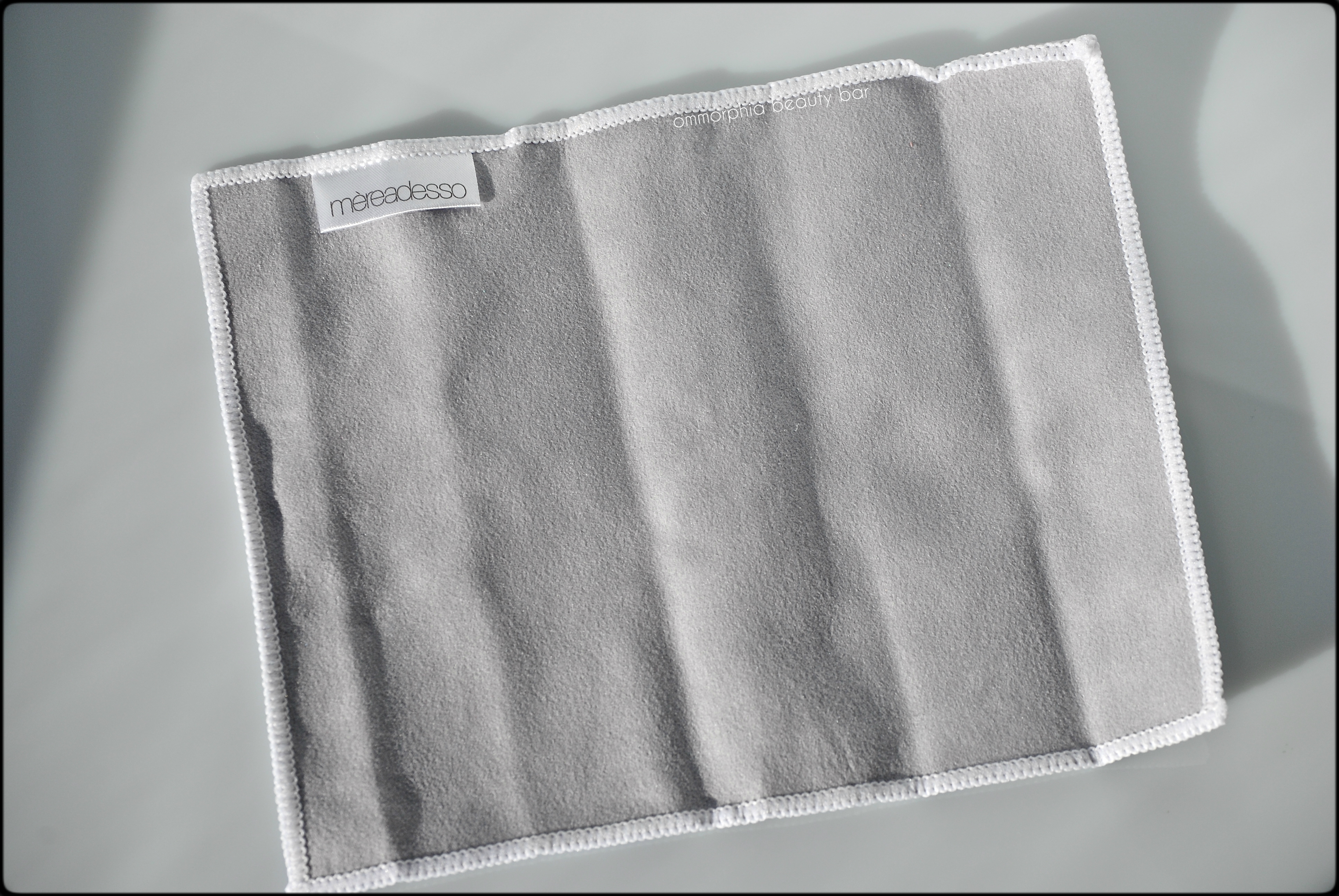 Mèreadesso Face + Neck Cleanser cloth
