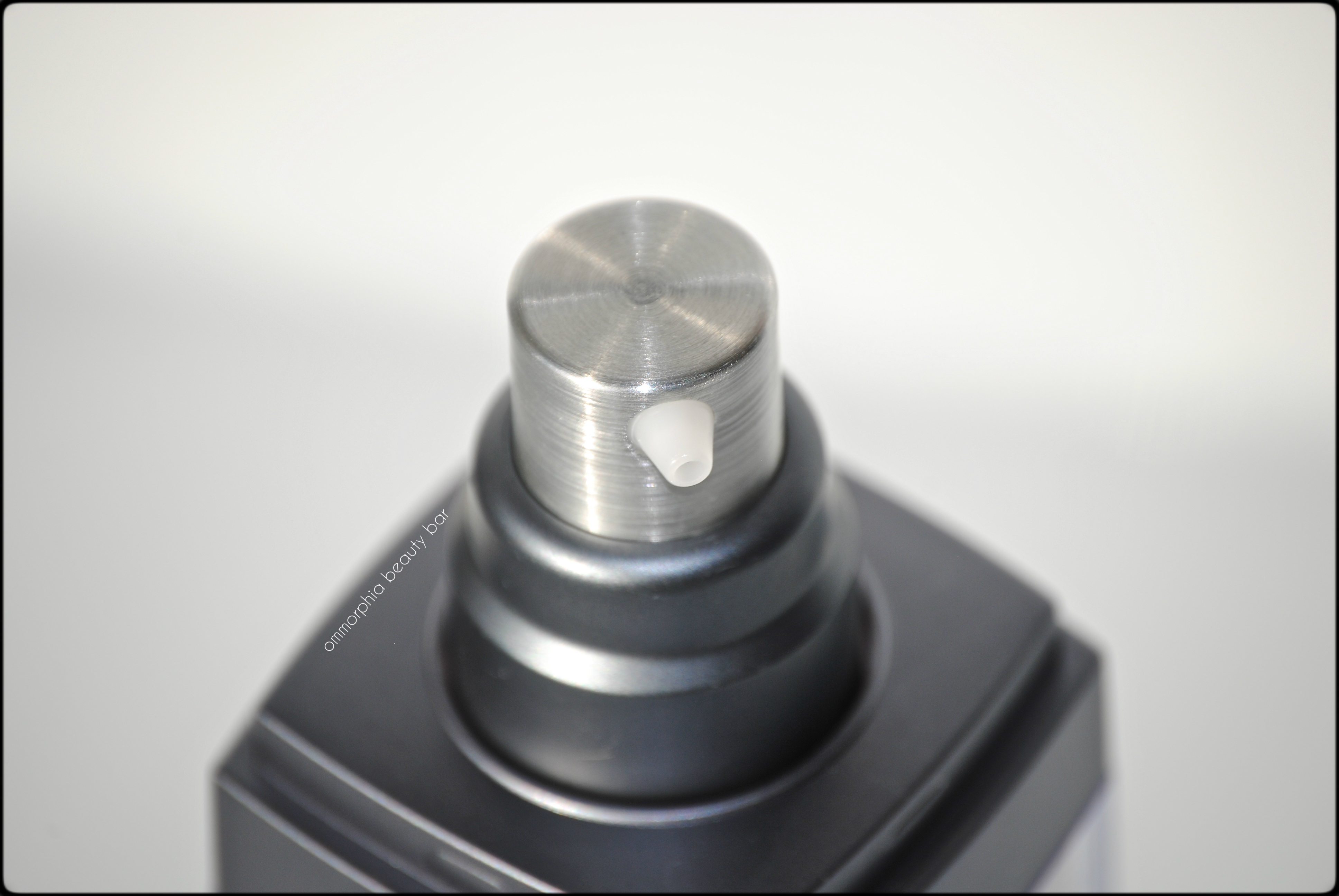 Mèreadesso Face + Neck Cleanser dispenser
