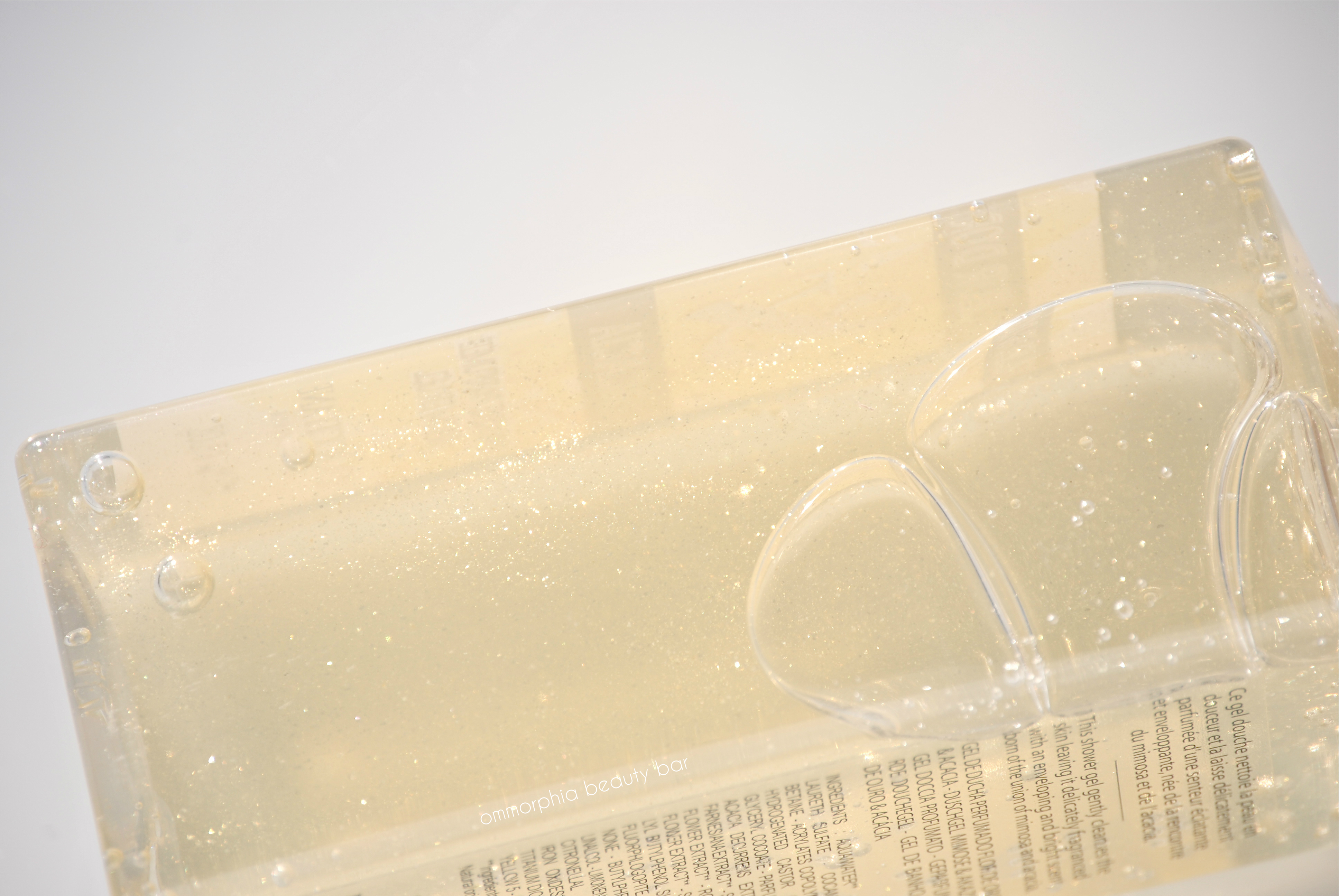 L'Occitane Fleur D'Or & Acacia Shimmering Shower Gel macro