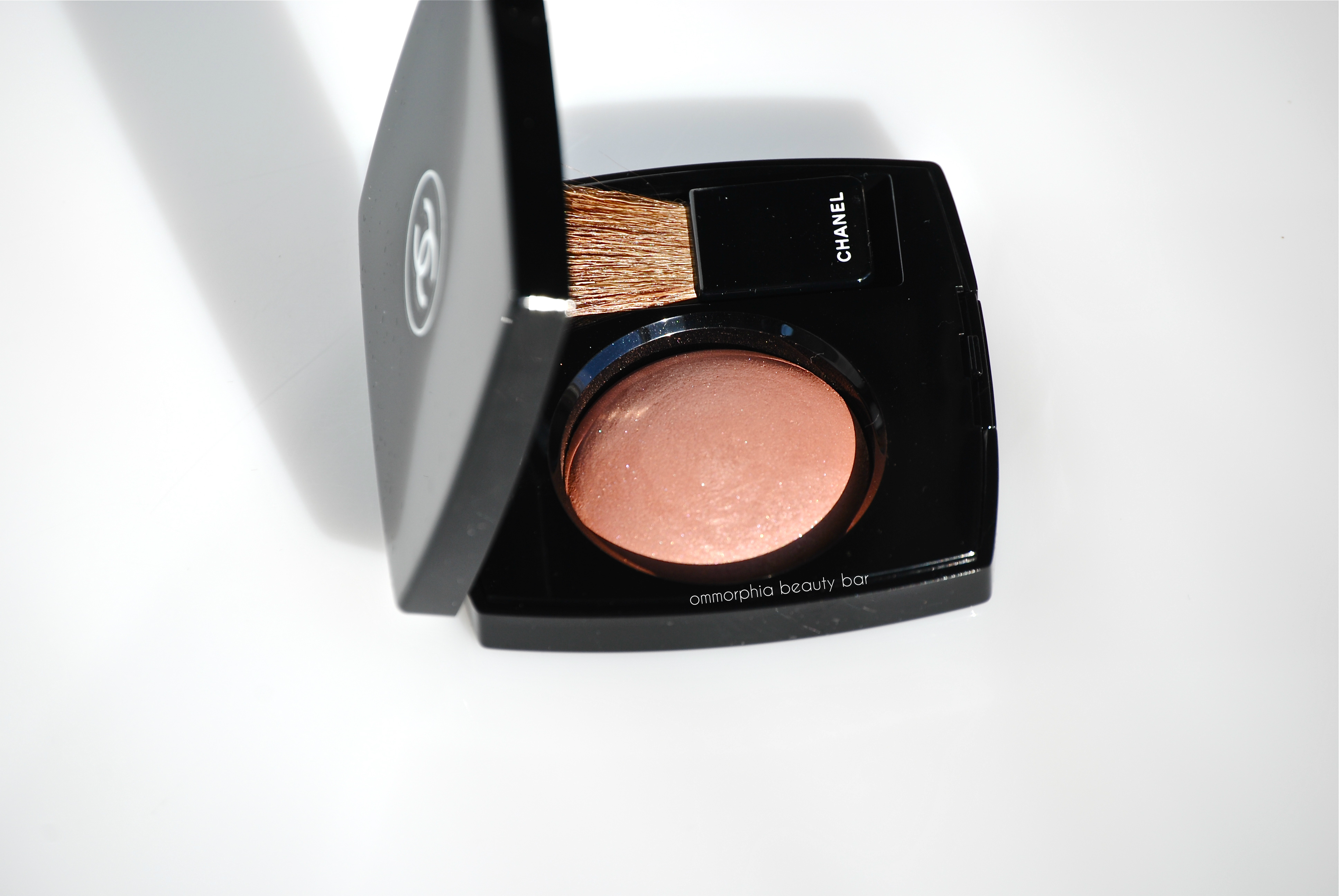 CHANEL Accent closer