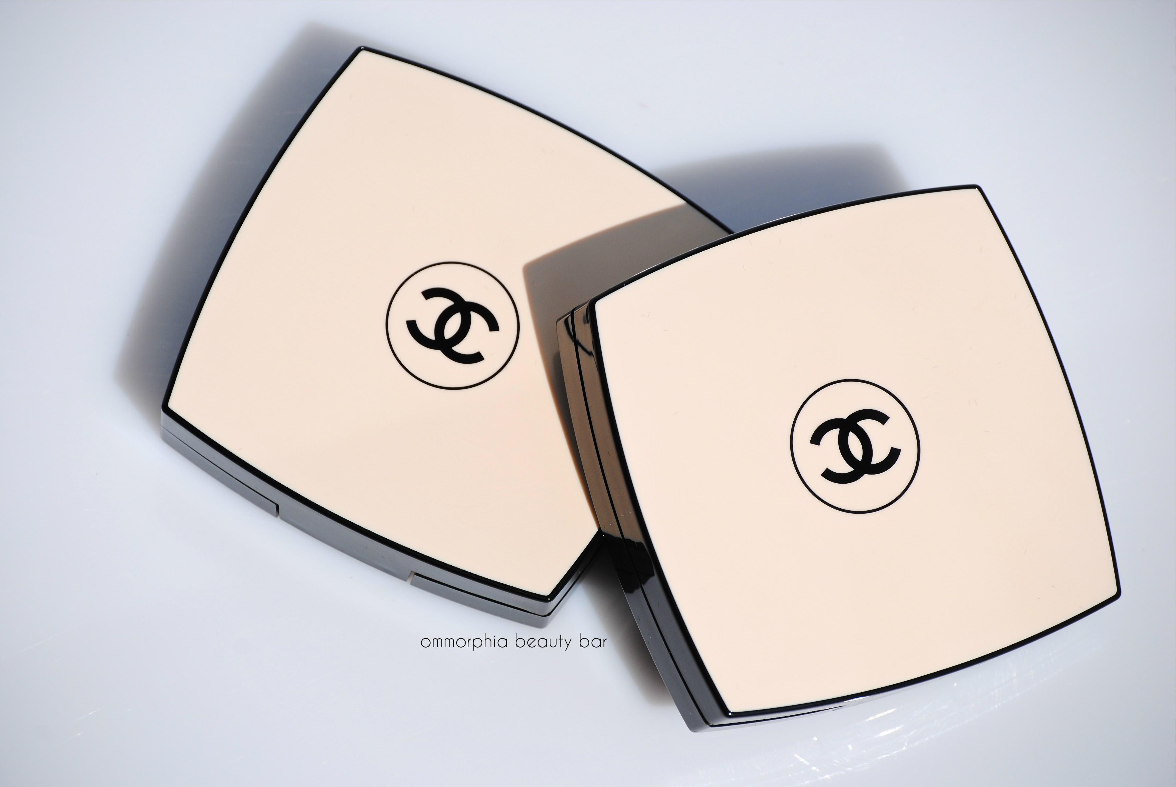 CHANEL Les Beiges Healthy Glow compacts