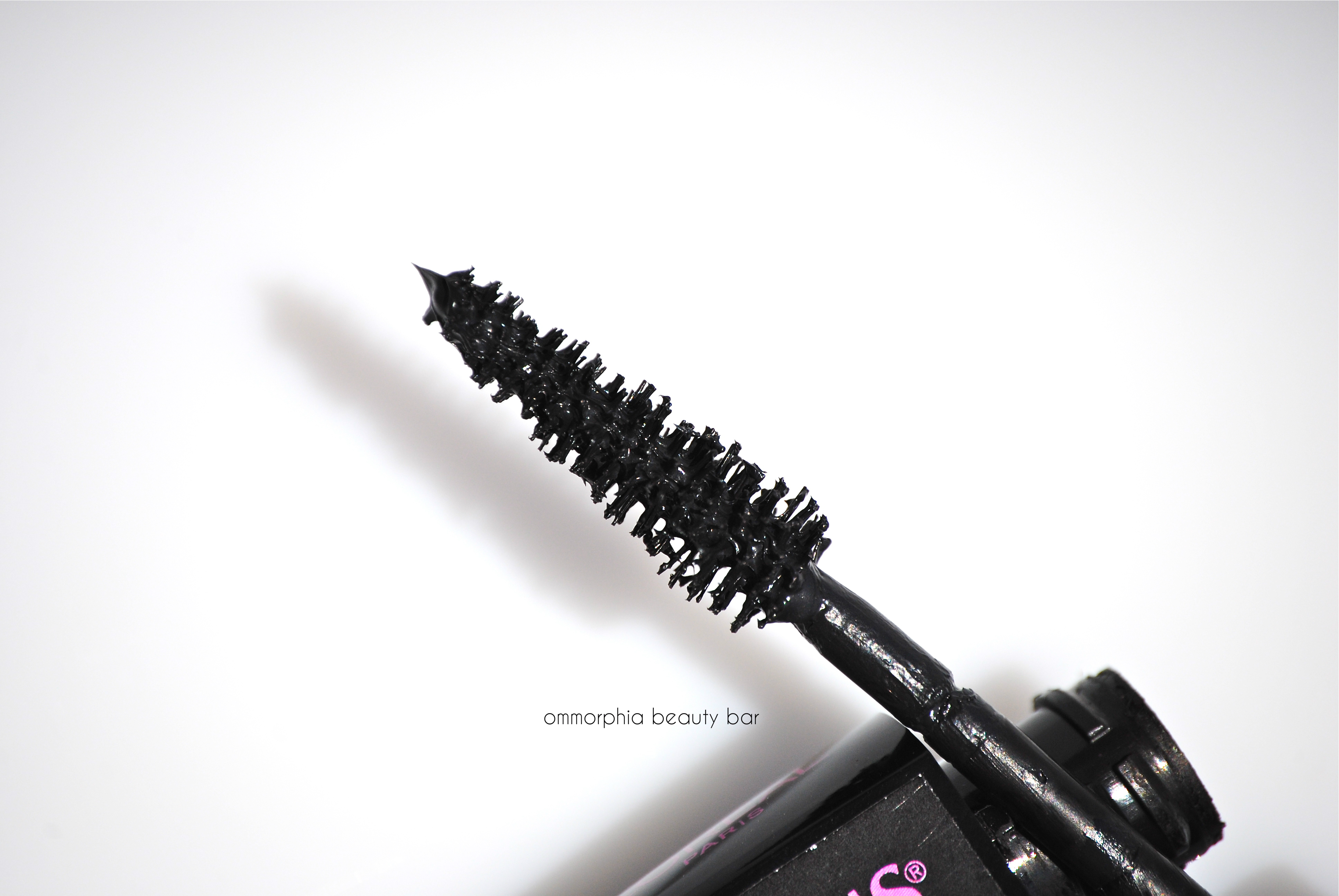L'Oreal Miss Manga Black Mascara macro
