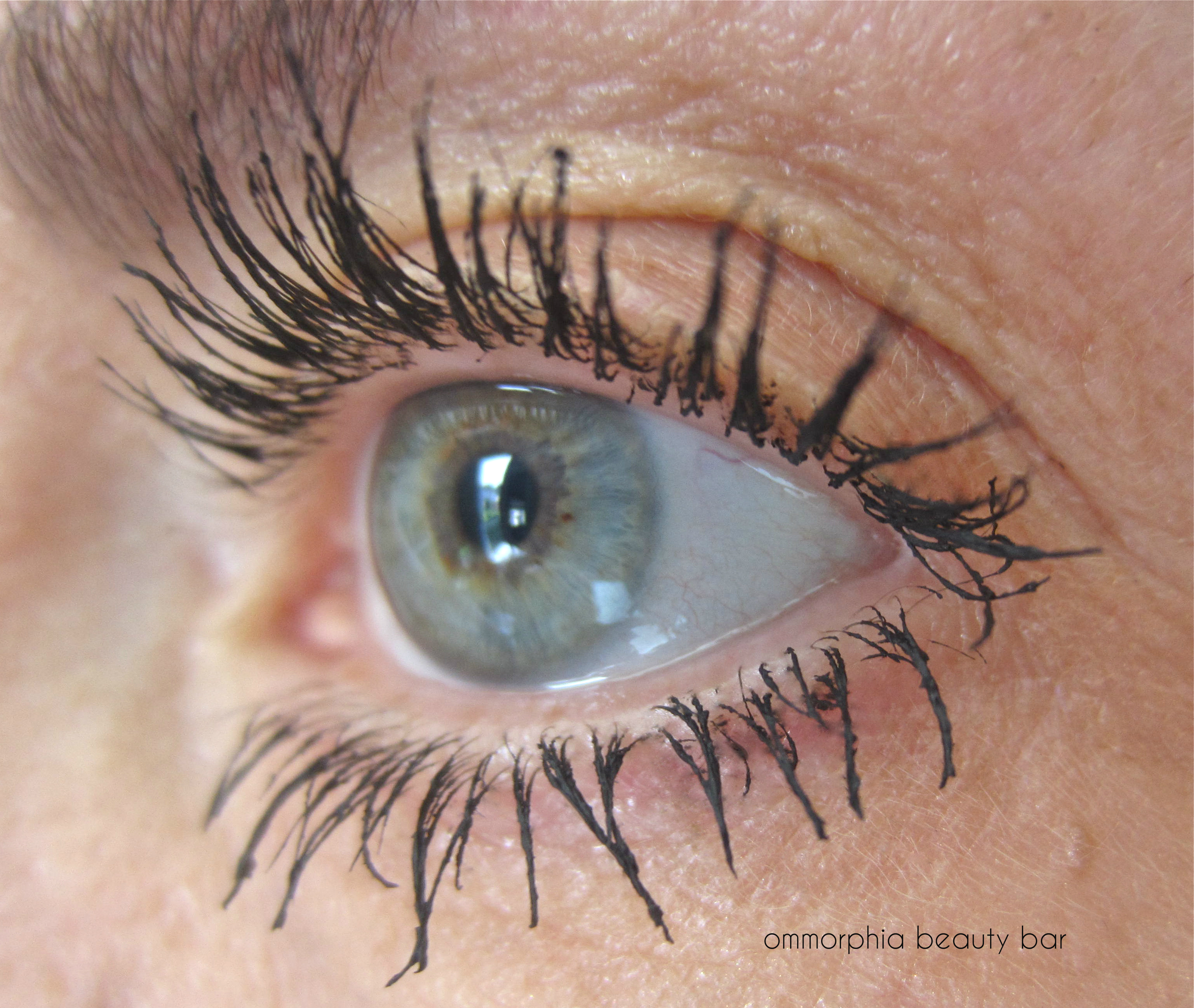 L'Oreal Miss Manga Black Mascara swatch 2