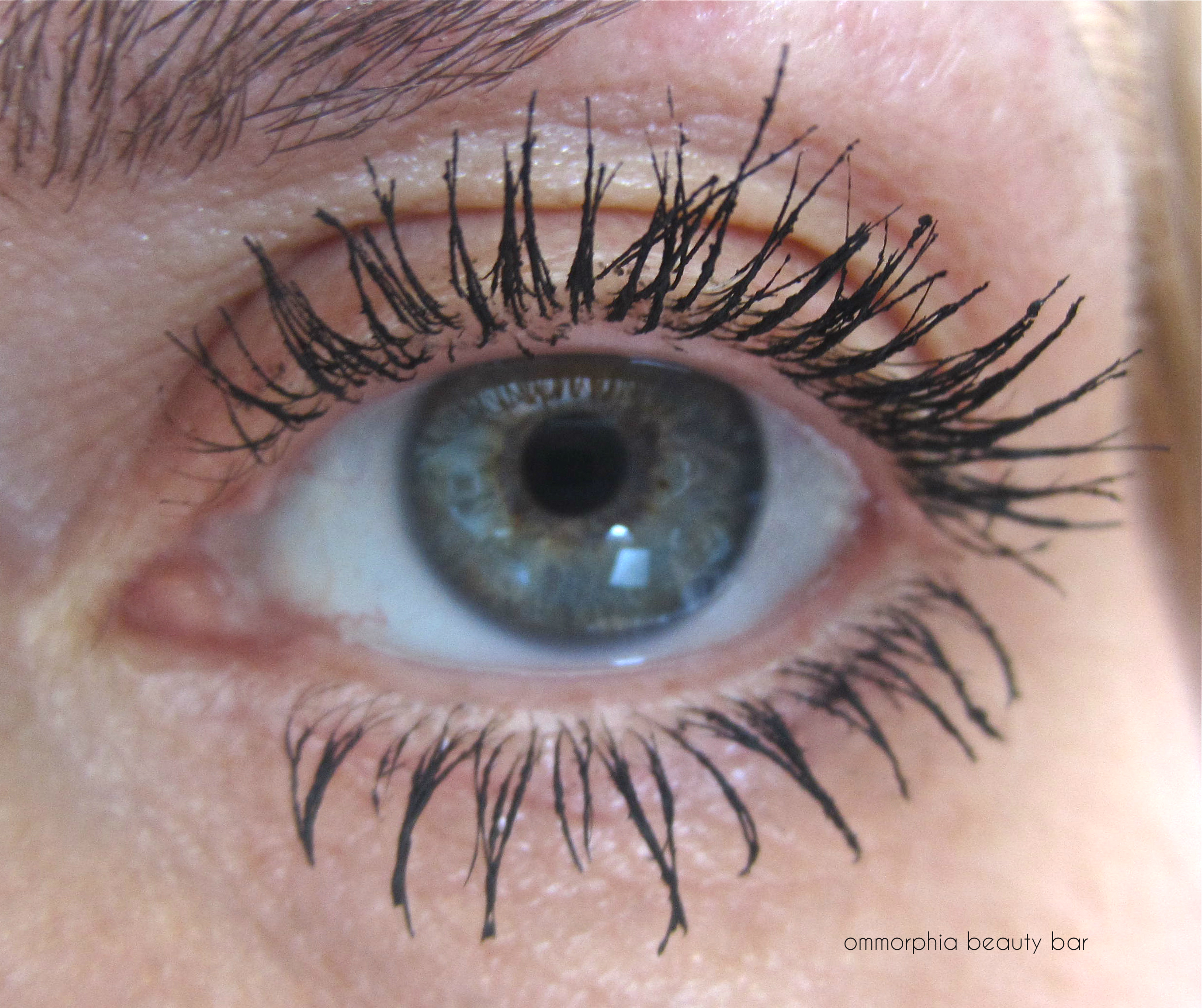 L'Oreal Miss Manga Black Mascara swatch