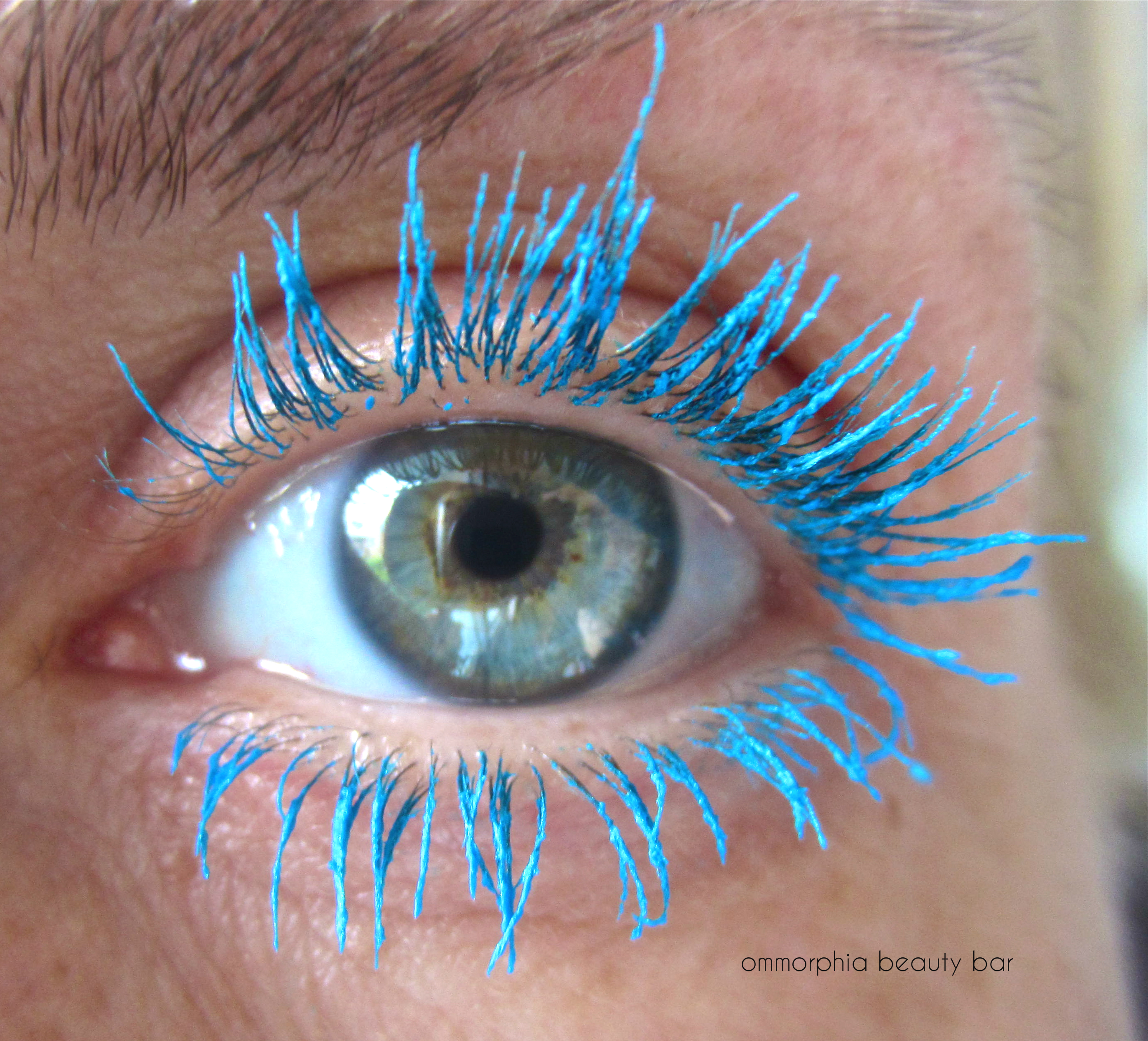 L'Oreal Miss Manga Turquoise Mascara swatch