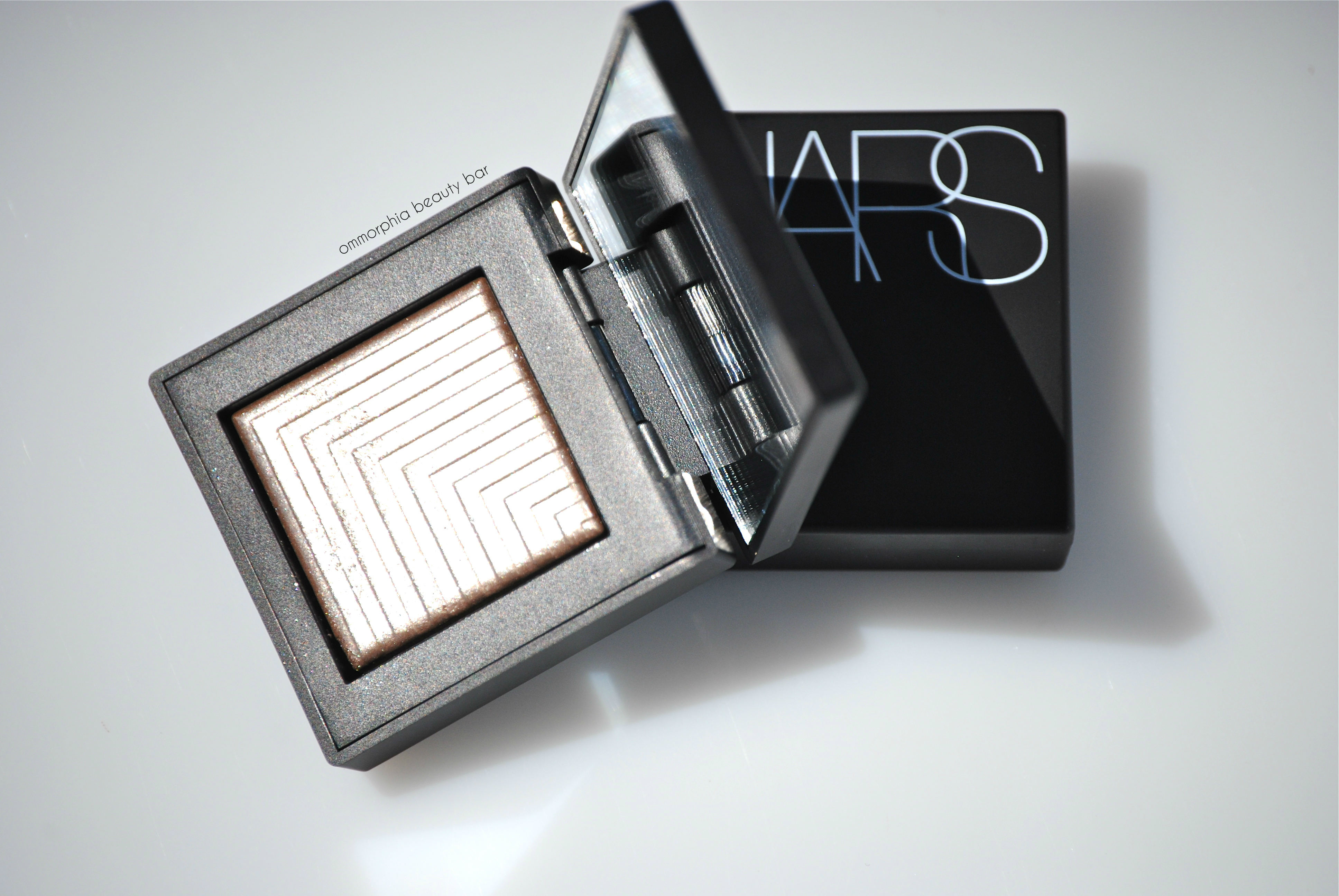NARS Dione 3