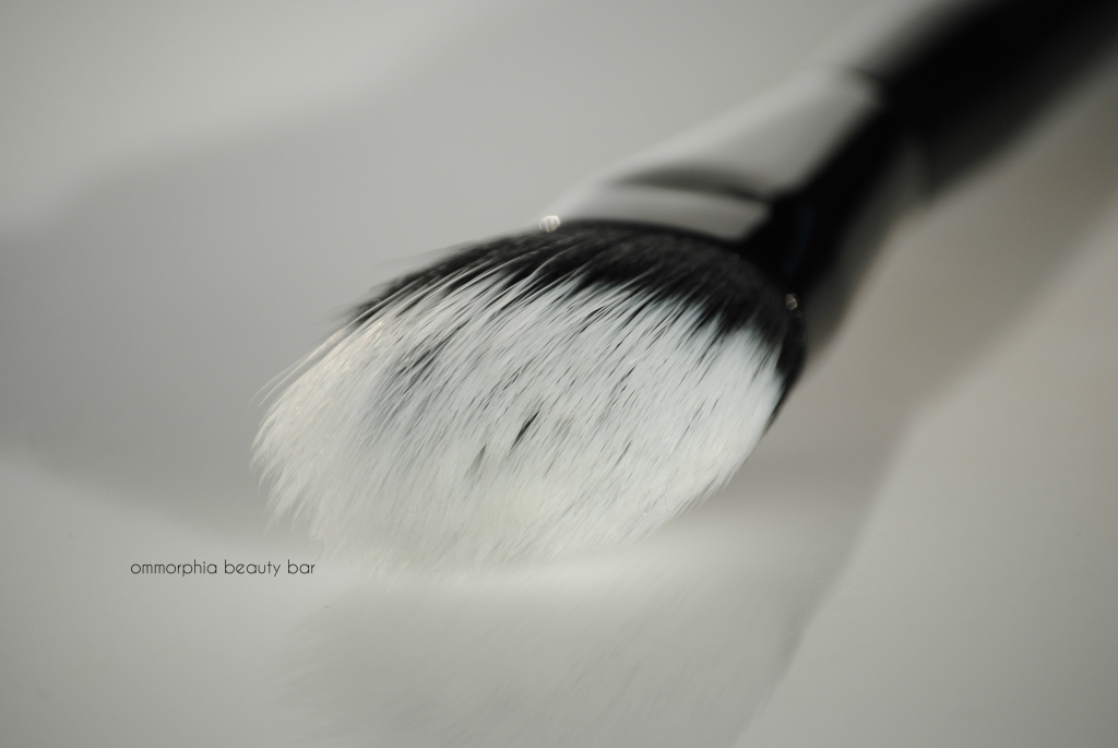 Tweezerman Finishing Contour Brush macro 2