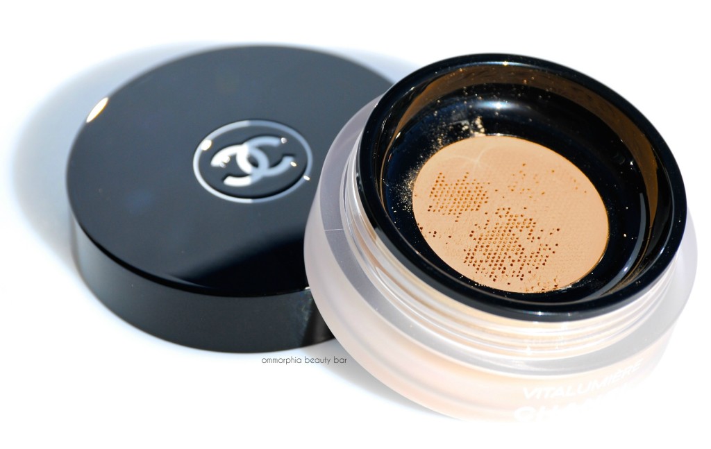 CHANEL Vitalumiere Loose Powder Foundation