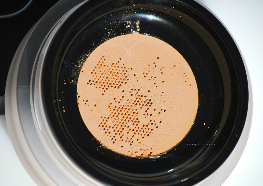 CHANEL Vitalumiere Loose Powder Foundation macro