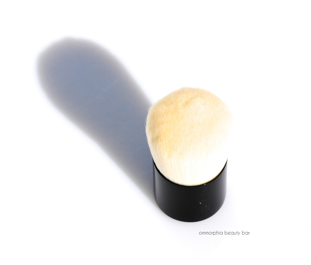 CHANEL Vitalumiere mini kabuki brush