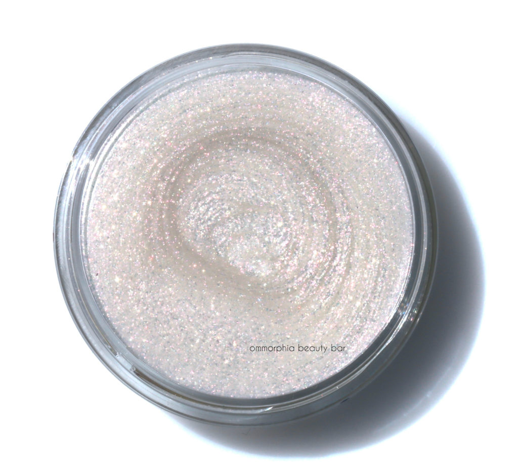 MAC Brooke Candy White-Yin macro