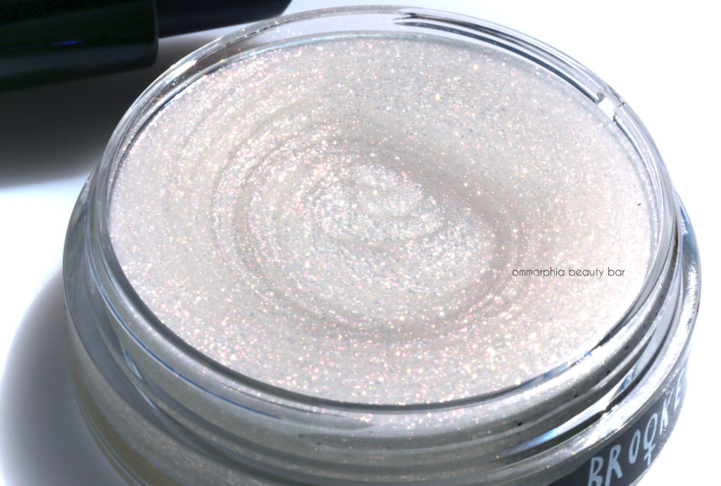 MAC Brooke Candy White-Yin macro 2